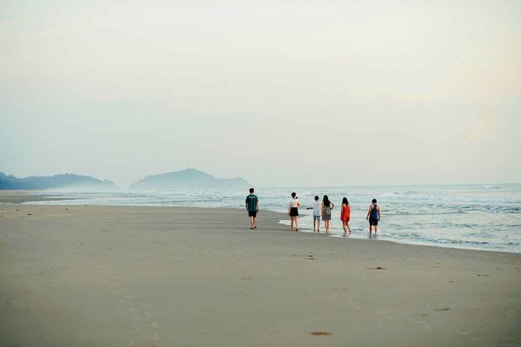 how to make friends as an expat