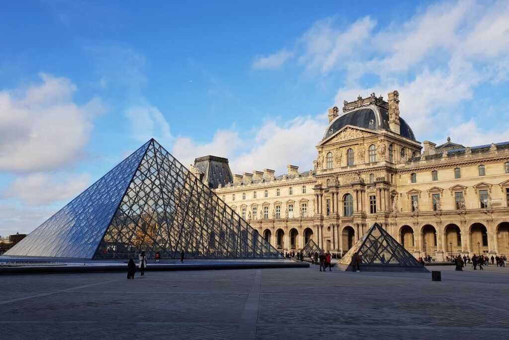which arrondissement is the louvre in