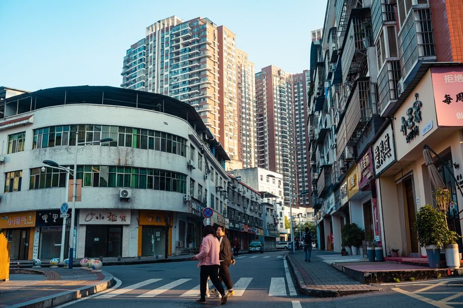 Traditional vs modern lifestyle differences -> Lifestyle contrast